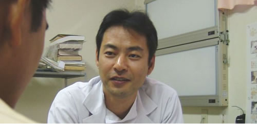がん治療とフコイダン療法について熱心に語る吉田医師